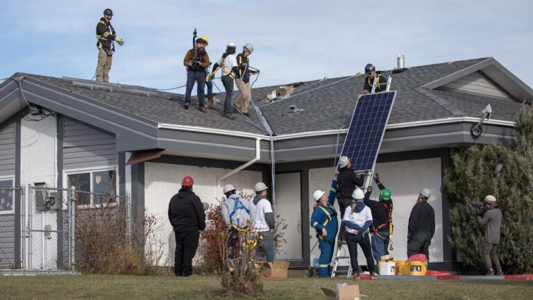 Solar workers help other women enter the industry » Yale Climate Connection